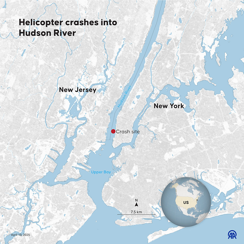 Helicopter crashes into Hudson River