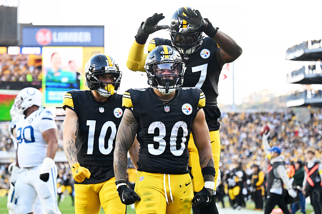Jaylen Warren #30 of the Pittsburgh Steelers celebrates a touchdown